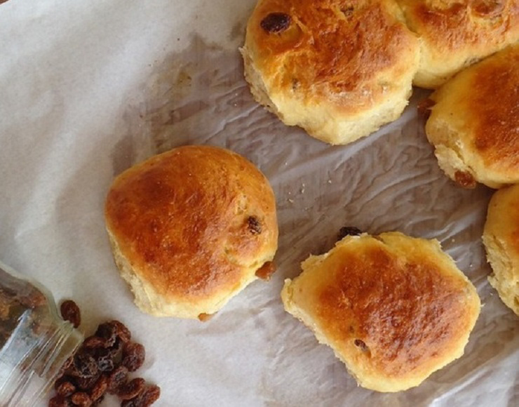 Домашние булочки с изюмом