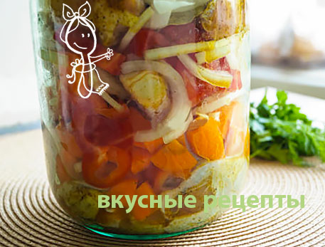 Курица в банке с овощами