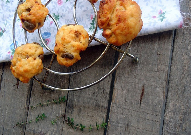 Соленое печенье с оливками и сушеными томатами